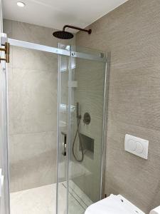 una ducha con puerta de cristal en un baño en New Charming Apartment Old Town, en Antibes 3 fotos más