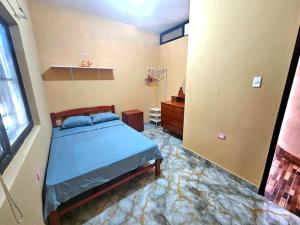 プカルパにあるDepartamento de ambiente familiar y centrico Pucallpaのベッドルーム1室(ベッド1台、ドレッサー付)