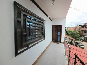 プカルパにあるDepartamento de ambiente familiar y centrico Pucallpaの壁に大きな絵が飾られたバルコニー