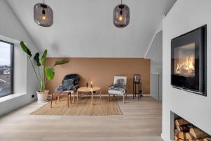 Χώρος καθιστικού στο Aurora Polaris Villa - With outdoor Sauna - 750m from City Center - FREE PARKING