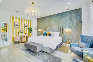 インディオにあるLakeside Luxuryの青と黄色の壁のベッドルーム1室 +117枚の写真