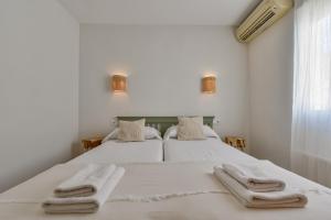 Un dormitorio con una cama con dos toallas encima. en Villas Guzman - Villa Encanto, en La Canuta 64 fotos más