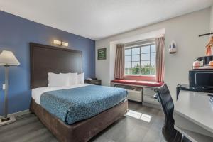 Postel nebo postele na pokoji v ubytování Econo Lodge Inn & Suites
