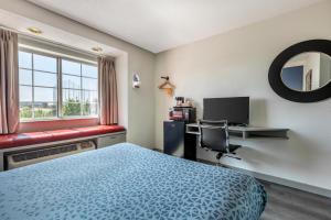 TV a/nebo společenská místnost v ubytování Econo Lodge Inn & Suites