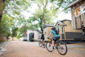 Rattasõit majutusasutuse WeeCasa Tiny Home Resort aladel või selle läheduses +28 fotot