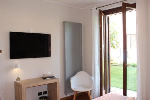 TV a/nebo společenská místnost v ubytování Due Lune B&B