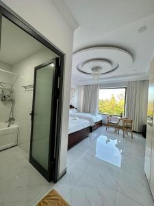 a large bedroom with a bed and a bathroom at Mimi Homestay in Liên Trì (3)
