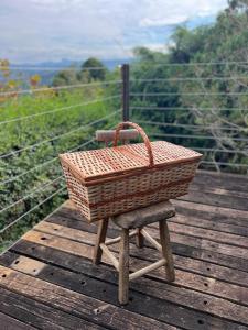 a wicker basket sitting on top of a wooden chair at Smart Hotel Reserva Santo Antônio do Pinhal in Santo Antônio do Pinhal