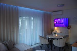 Televízia a/alebo spoločenská miestnosť v ubytovaní Apartament Mushellka - Dziwnówek Horizon Park , 2 sypialnie i salon