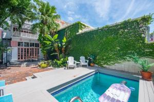 キーウェストにあるNew Rose Retreat - Pool & Parkingの家の裏庭にあるプール