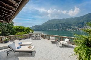 un patio con sillas y vistas al agua en Mandarin Oriental, Lago di Como, en Blevio