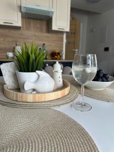 Nápoje v ubytovaní Apartament Mushellka - Dziwnówek Horizon Park , 2 sypialnie i salon