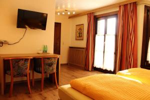 Televisyen dan/atau pusat hiburan di Hotel Sonnenhof