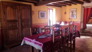 ein Esszimmer mit einem Tisch und Stühlen in einem Raum in der Unterkunft Chambres d'hôtes entre Niort et Marais Poitevin in Bessines + 14 Fotos