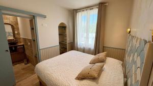 Postel nebo postele na pokoji v ubytování Chambre dans une maison partagée rustic-chic avec jardin 'CoAbbita'