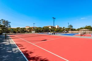 kort tenisowy z dwoma kortami tenisowymi w obiekcie High Pointe 1311 w mieście Seacrest