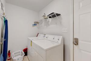 eine weiße Waschmaschine in einer weißen Waschküche in der Unterkunft Coral Shells in Ocean Pines + 22 Fotos