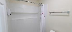 Red Roof Inn Byron的一间浴室