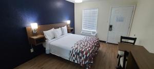 Red Roof Inn Byron客房内的一张或多张床位