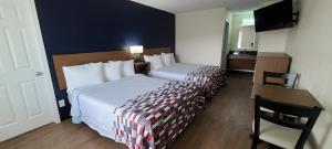 Red Roof Inn Byron客房内的一张或多张床位