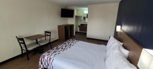 Red Roof Inn Byron客房内的一张或多张床位
