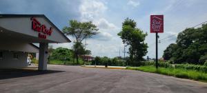 Red Roof Inn Byron的证书、奖牌、标识或其他文件