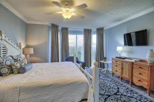 Giường trong phòng chung tại High Pointe W11 - Gulf Front Condo +34 ảnh