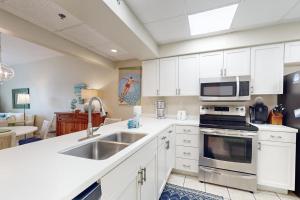 kuchnia ze zlewem i mikrofalówką w obiekcie High Pointe 1114 w mieście Seacrest