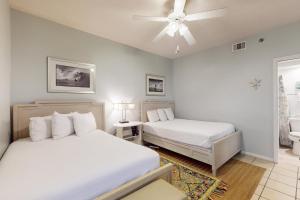 sypialnia z dwoma łóżkami i wentylatorem sufitowym w obiekcie High Pointe 1114 w mieście Seacrest +31 zdjęć