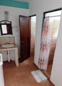 حمام في Cool Vibes Beach Hostel