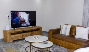 TV a/nebo společenská místnost v ubytování Jetsetters Guest House