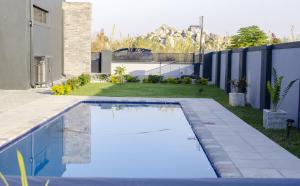 Bazén v ubytování Jetsetters Guest House nebo v jeho okolí