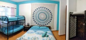 سرير أو أسرّة في غرفة في Cool Vibes Beach Hostel