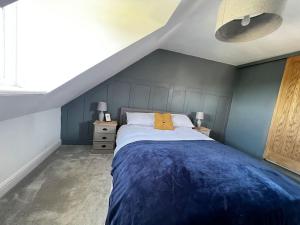 sypialnia z dużym łóżkiem i niebieskimi ścianami w obiekcie Boutique 2 storey home nr centre w mieście Chipping Norton