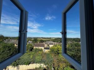 widok miasta z okna w obiekcie Boutique 2 storey home nr centre w mieście Chipping Norton