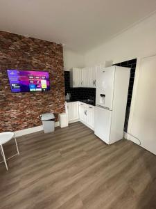 Kuchyň nebo kuchyňský kout v ubytování Suli House-Families and Couples only- 3 minutes' walk to the seafront