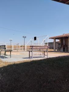 Un grupo de bancos sentados junto a la playa. en Residencial JC plenitude, en Trindade