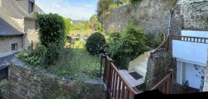 un balcone con vista sul giardino di un edificio di 16th Century Manoir du Belvedere - central, unique, historical, with all modern amenities ad Auray