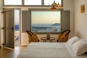 Tempat tidur dalam kamar di Elia Caldera Suites