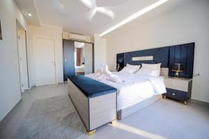 Posteľ alebo postele v izbe v ubytovaní Hurghada-Scandic Resort-The Diamond Of Scandic Apartment -Sea veiw&Sandy Beach Just Downstairs + 27 fotografií