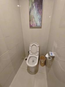 滠口镇宜尚酒店(武汉武湖高车地铁站店)的浴室配有带座椅的卫生间。 更多4张照片