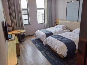 เตียงในห้องที่ Echarm Hotel Wuhan Wuhu Gaoche Metro Station