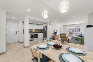 アレシーフェにあるCasahost Casa Albaのテーブルと椅子のあるダイニングルームとキッチン