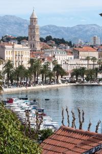 スプリトにあるHoliday Home Riva Promenadeの水船の集まる都市