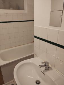 a bathroom with a sink and a bath tub at Appartement 5 personnes in Montgeron