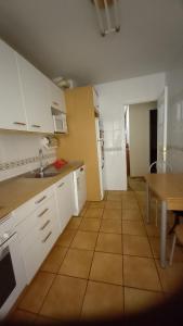 una cucina con armadi bianchi e un tavolo di La Viña a Zamora