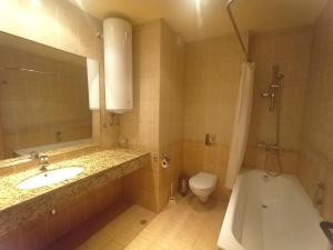 une salle de bains avec lavabo, baignoire et toilettes dans l'établissement Central Avenue apartments, à Sunny Beach 11 autres photos