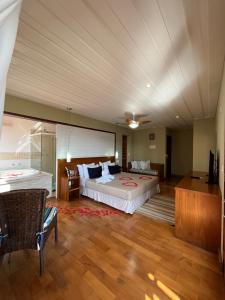 a large bedroom with a large bed in a room at Hotel Fita Azul in Ilhabela