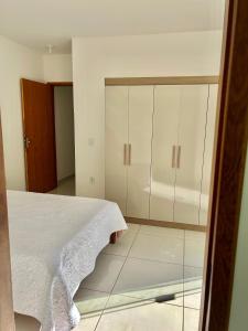 - une chambre avec un lit et des armoires blanches dans l'établissement Apto inteiro, novo,2 quartos, silencioso, à Presidente Soares 7 autres photos