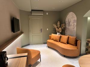 Ruang duduk di Mogano Premium Hotel - ELETROPOSTO